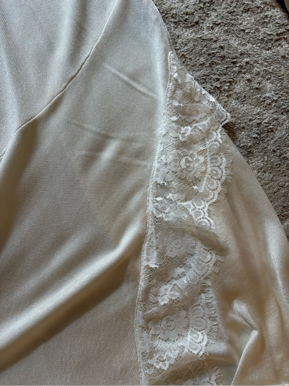 Karen Millen Elegant Long-Sleeve White Maxi Dress with Lace Trim - Picture 6 of 6
